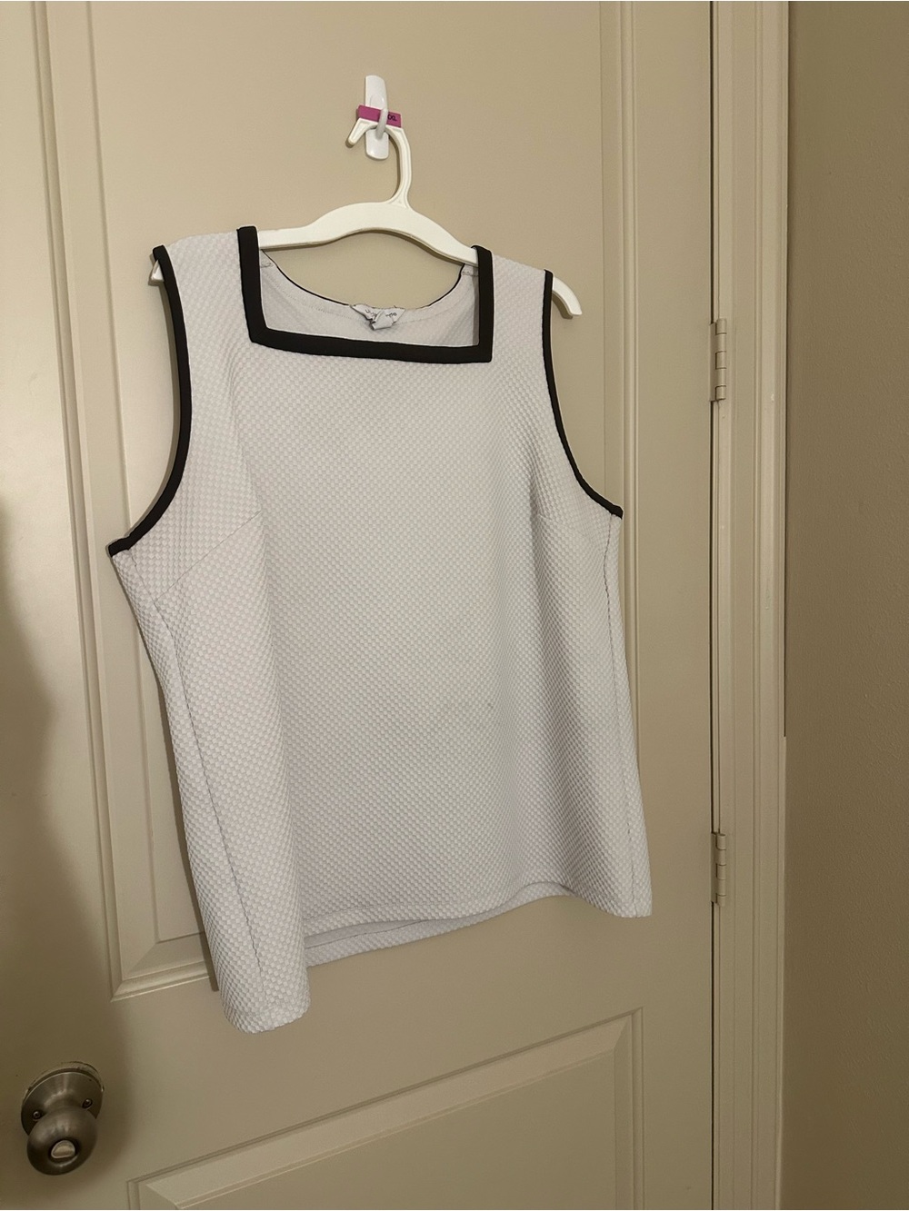 Liz Claiborne White Textured Tank with Black Trim
